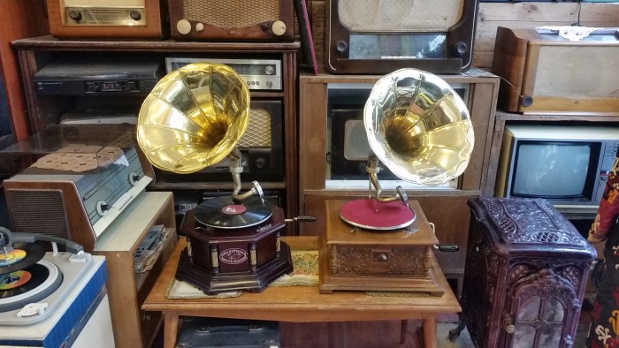 Antika Görünümlü Köşeli Gramafon 